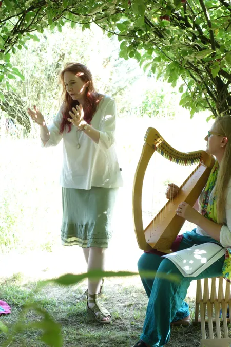 Pflanzenmaerchen-im-Garten-Amalthea-mit-Flora-an-der-Harfe